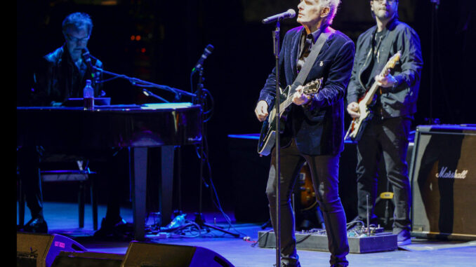 El músico y cantante estadounidense Michael Bolton, durante su actuación este viernes en el festival Starlite Occident que se celebra en la localidad malacitana de Marbella. EFE / Juan Carlos Dominguez.
