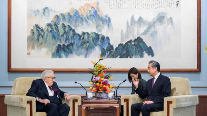 Imagen del 19/07/2023 del encuentro entre Wang Yi, jefe de la Comisión de Asuntos Exteriores del Partido Comunista de China, y Henry Kissinger. EFE/EPA/XINHUA / Zhai Jianlan CHINA OUT / UK AND IRELAND OUT / MANDATORY CREDIT - EDITORIAL USE ONLY
