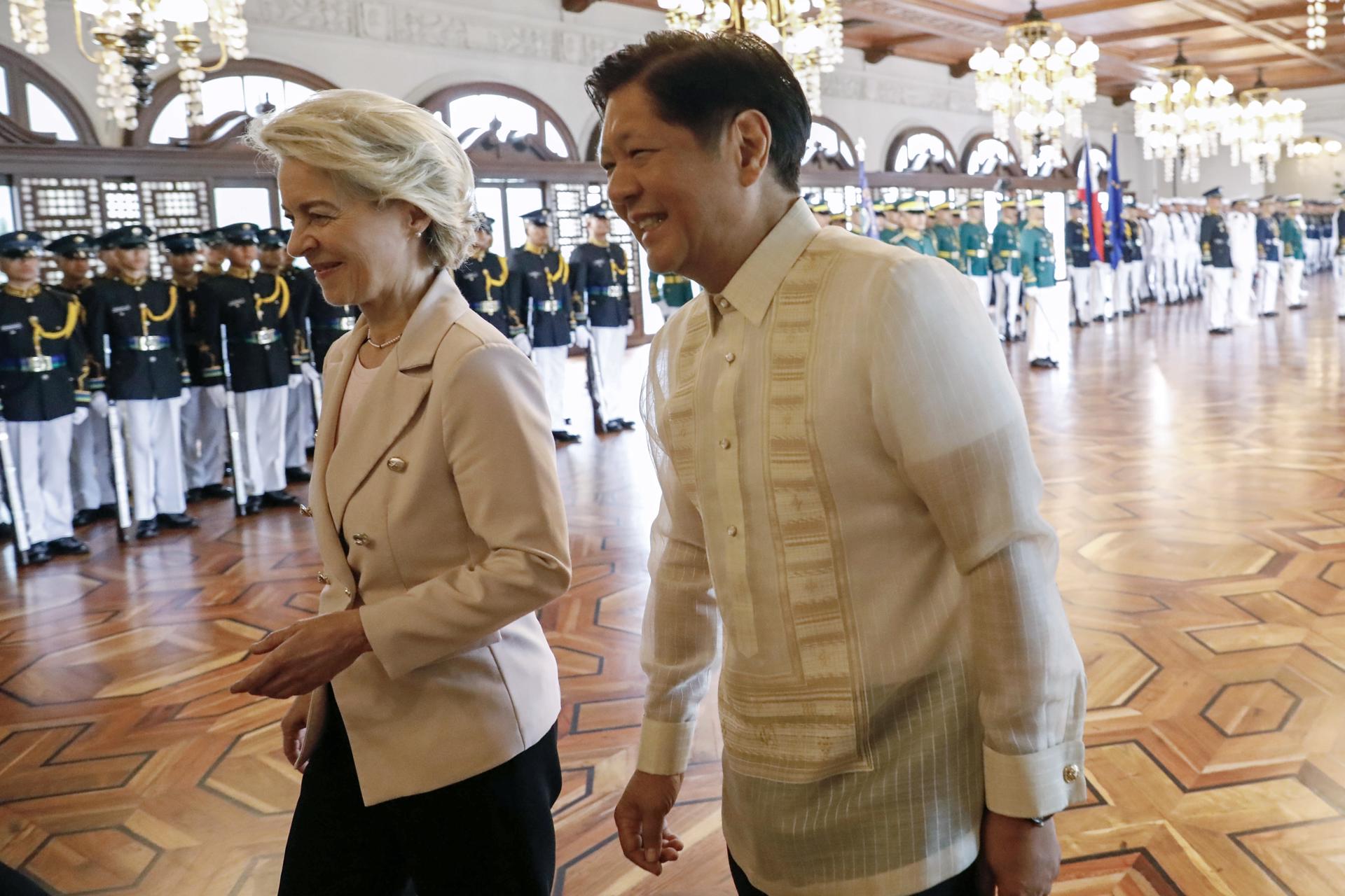 El presidente de Filipinas, Ferdinand Marcos Jr., con la presidenta de la Comisión Europea, Ursula von der Leyen, en el palacio presidencial de Malacanang en Manila, Filipinas, este 31 de julio de 2023. EFE/EPA/ROLEX DELA PENA
