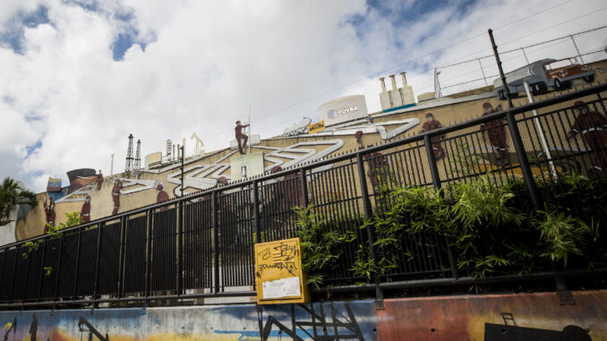 Vista de murales en el Complejo MinPetróleo - Petróleos de Venezuela S.A. (Pdvsa), el 27 de julio de 2023 en Caracas (Venezuela). EFE/Miguel Gutiérrez
