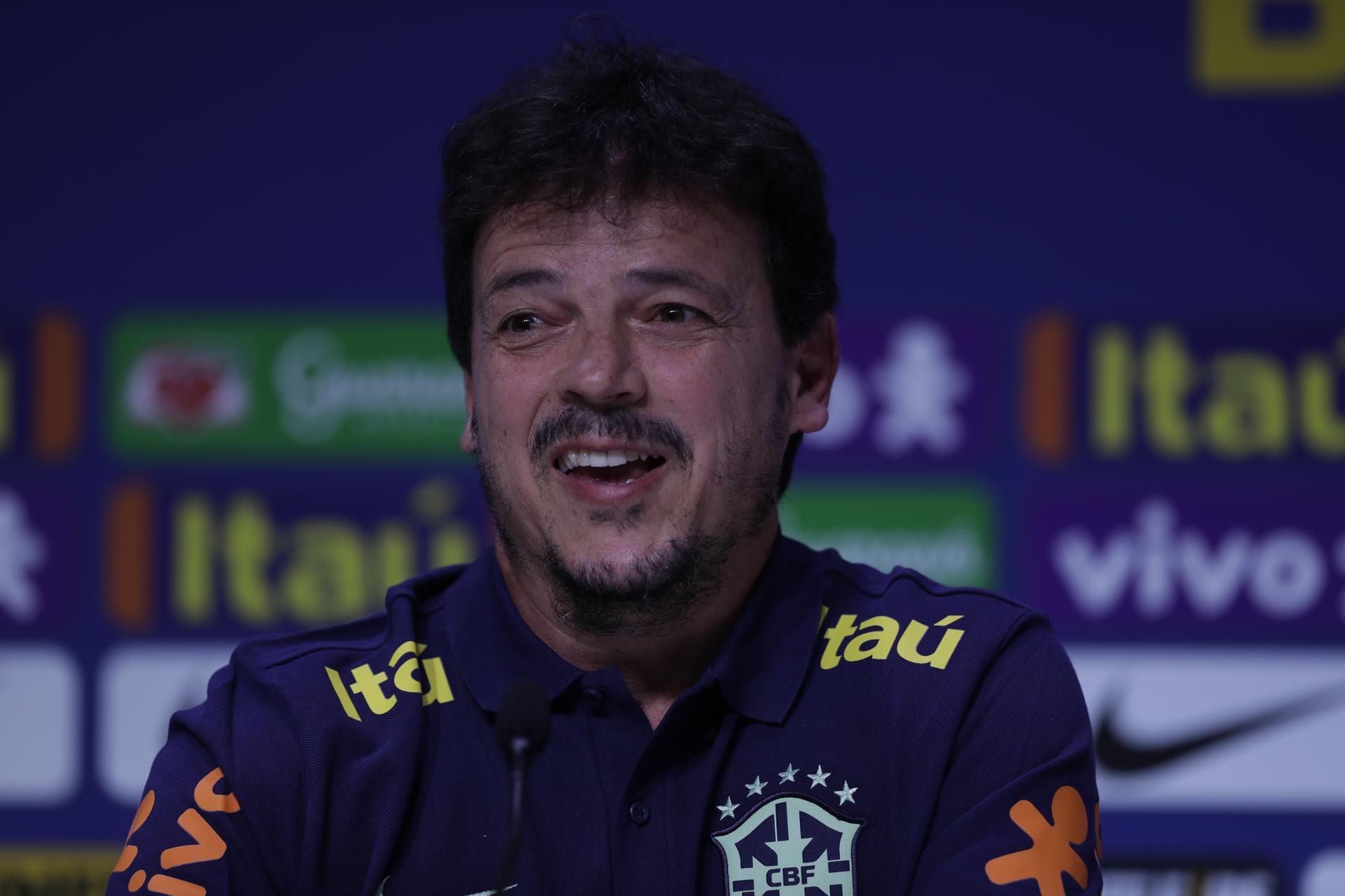 El técnico provisional de la selección brasileña de fútbol, Fernando Diniz, habla durante una rueda de prensa en la sede de la Confederación Brasileña de Fútbol (CBF), en Río de Janeiro (Brasil). EFE/André Coelho

