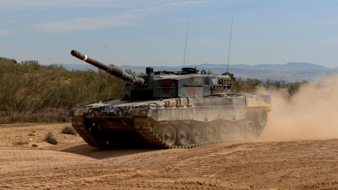 Imagen de archivo de un carro de combate Leopard. EFE/ Javier Cebollada
