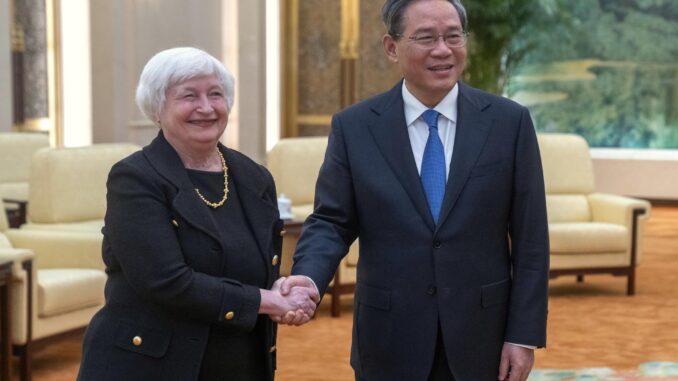 El primer ministro chino, Li Qiang, y la secretaria del Tesoro de EE.UU., Janet Yellen, se dan la mano durante una reunión en el Gran Salón del Pueblo en Pekín, China, el 7 de julio de 2023. EFE/EPA/Mark Schiefelbein / POOL
