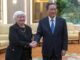 El primer ministro chino, Li Qiang, y la secretaria del Tesoro de EE.UU., Janet Yellen, se dan la mano durante una reunión en el Gran Salón del Pueblo en Pekín, China, el 7 de julio de 2023. EFE/EPA/Mark Schiefelbein / POOL