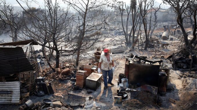 Un residente inspecciona los daños en su propiedad completamente destruida debido a un incendio forestal, en Dervenochoria, al noroeste de la región de Attica, Grecia, este miércoles. EFE/ORESTIS PANAGIOTOU
