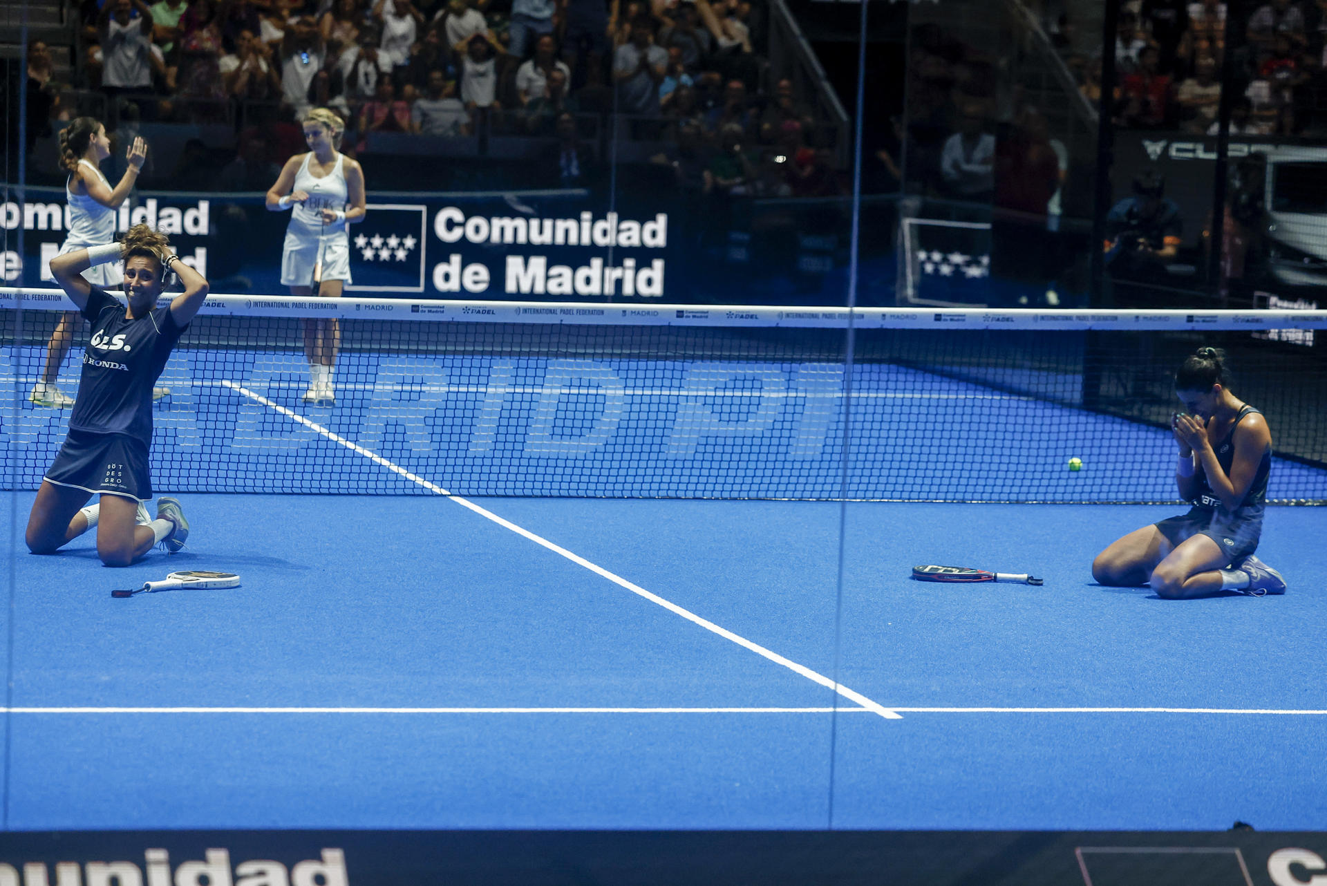 La argentina Delfina Brea (d) y la española Beatriz González (i, abajo) celebran la victoria ante las españolas Ariana Sánchez (2-d) y Paula Josemaría (i, arriba), al término de la final femenina del Madrid Premier Padel dispuada este domingo en la capital. EFE/Sergio Pérez
