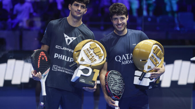 Los ganadores del Madrid Primer Padel, el español Arturo Coello (i) y el argentino Agustín Tapia (d), posan con los trofeos conseguidos tras la final disputada este domingo en la capital. EFE/Sergio Pérez
