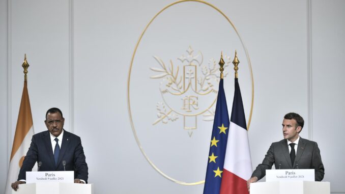 Imagen de 2021del presidente francés, Emmanuel Macron, y el presidente depuesto de Níger, Mohamed Bazoum. EFE/EPA/STEPHANE DE SAKUTIN / POOL MAXPPP OUT
