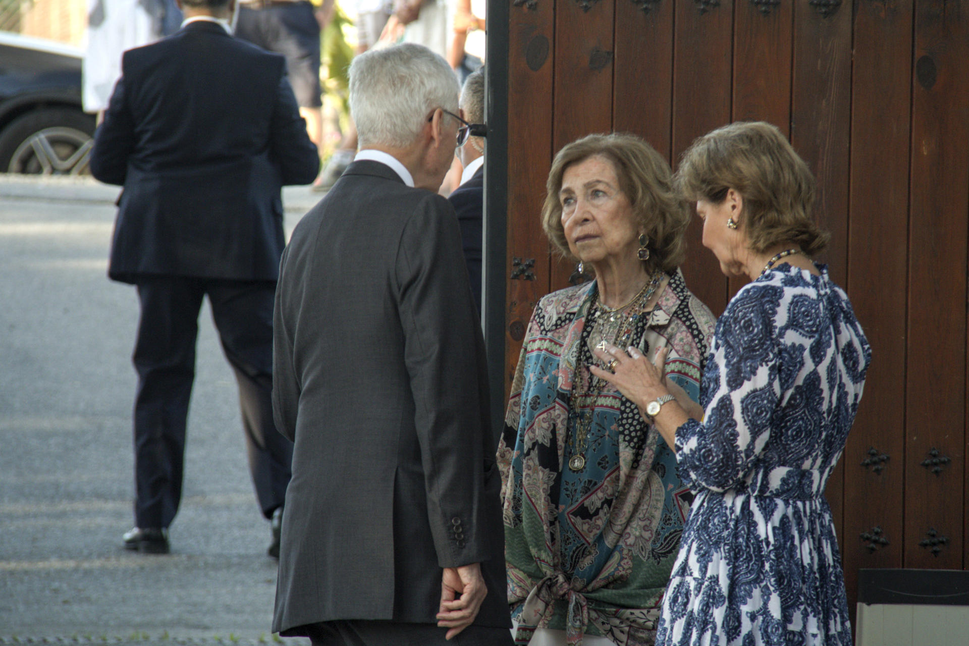 El rey Felipe de Bélgica (i) y la reina emérita Sofía (c) han inaugurado este lunes en Motril (Granada) una muestra permanente dedicada a los que fueran reyes de los belgas Balduino y Fabiola, con motivo del treinta aniversario del fallecimiento del monarca en la finca que poseía en esta localidad. En la foto, conversando con la princesa Margarita de Luxemburgo (d). EFE/Alba Feixas
