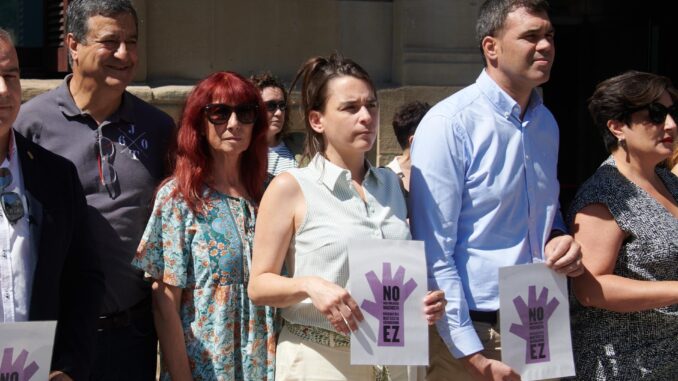 Parlamentarios forales, junto con representantes del Gobierno de Navarra, y del Ayuntamiento de Pamplona, protagonizan este lunes concentración este lunes a las puertas del Legislativo navarro en señal de repulsa por el asesinato por violencia de género cometido el sábado, día 1, en la capital navarra. De i a d, el parlamentario por UPN Javier Trigo, la parlamentaria de VOX Maite Nosti, la parlamentaria por Contigo Zurekin Begoña Alfaro y el parlamentario por PP Javier García. EFE/ Iñaki Porto
