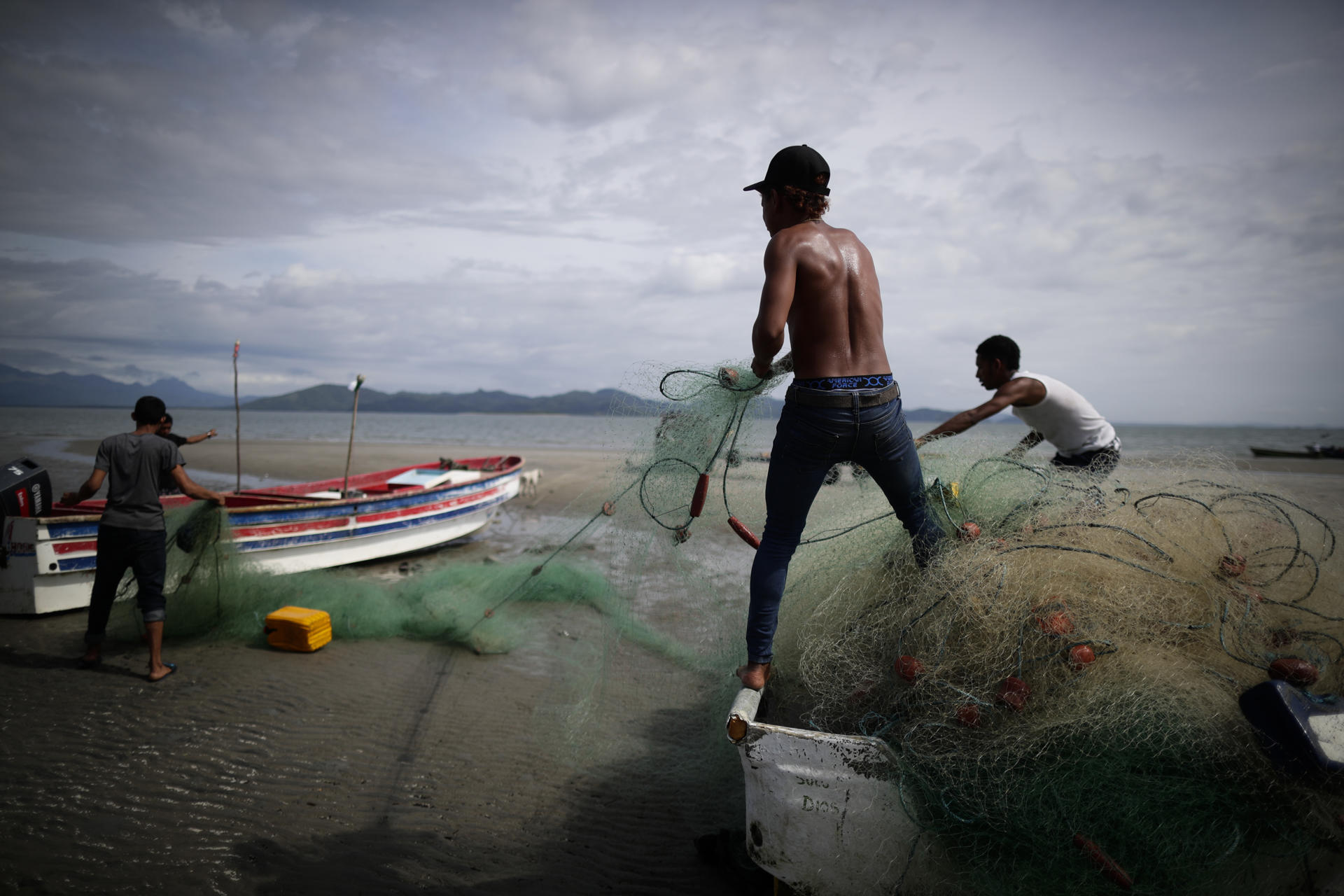 Pescadores recogen sus redes en las costas del pueblo pesquero de Punta Chame (Panamá). EFE/Bienvenido Velasco
