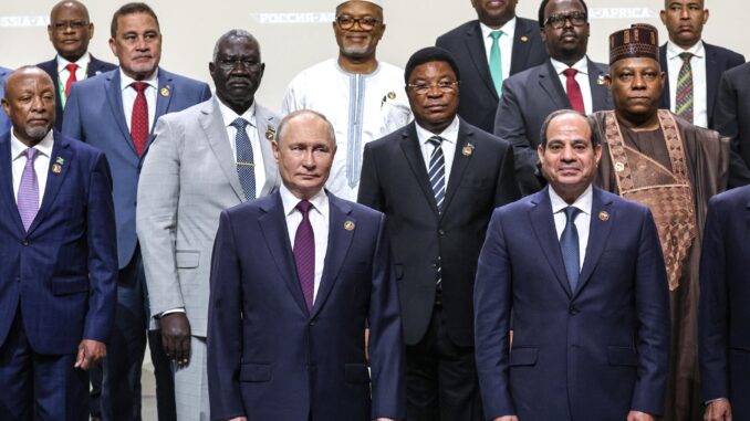 El presidente ruso, Vladímir Putin (centro-izq), y el presidente egipcio, Abdelfatah al Sisi (2-dcha), posan para una foto de familia con jefes de delegaciones y participantes en la segunda Cumbre Rusia-África, en San Petersburgo, Rusia, el 28 de julio de 2023. EFE/EPA/SERGEI BOBYLEV / TASS HOST PHOTO AGENCY/ HANDOUT --MANDATORY CREDIT-- HANDOUT EDITORIAL USE ONLY/NO SALES
