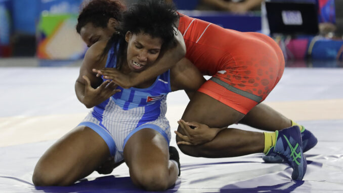 Tatiana Rentería (arriba) de Colombia enfrenta a Milaimys Maraín de Cuba hoy, en una semifinal de lucha estilo libre 76kg femenina en los Juegos Centroamericanos y del Caribe en San Salvador (El Salvador). EFE/ Rodrigo Sura
