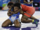 Tatiana Rentería (arriba) de Colombia enfrenta a Milaimys Maraín de Cuba hoy, en una semifinal de lucha estilo libre 76kg femenina en los Juegos Centroamericanos y del Caribe en San Salvador (El Salvador). EFE/ Rodrigo Sura