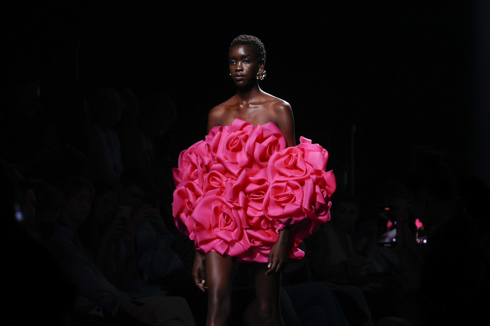 Una modelo muestra un diseño de la colección primavera-verano 2023 de la firma Isabel Sanchís durante la pasarela Mercedes Benz Fashion Week Madrid en el recinto ferial IFEMA de Madrid. EFE/ Javier Lizón
