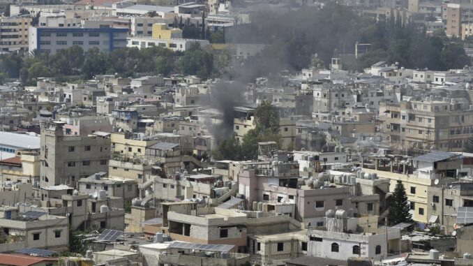 Una columna de humo en el campamento de refugiados de Ain el Helu, en la ciudad de Sidón, donde facciones palestinas se enfrentan hoy por tercer día consecutivo. EFE/EPA/Wael Hamzeh
