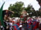 Imagen de la primera mujer que porta a San Fermín durante la procesión del santo por las calles del casco histórico de Pamplona en el día de su festividad y en el que recibe el cariño de todos los pamploneses y visitantes mientras es acompañado por la Corporación, la banda de música La Pamplonesa y la Comparsa de Gigantes y Cabezudos. EFE/ Rodrigo Jiménez