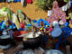Mujeres desplazadas cocinan en una calle de Nordiré. EFE/Issa Ousseini