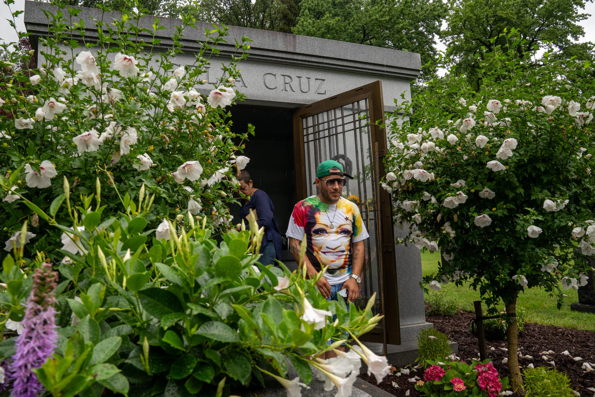 Personas visitan la tumba de Celia Cruz, en el cementerio Woodlawn, en Nueva York (Estados Unidos). EFE/ Ángel Colmenares
