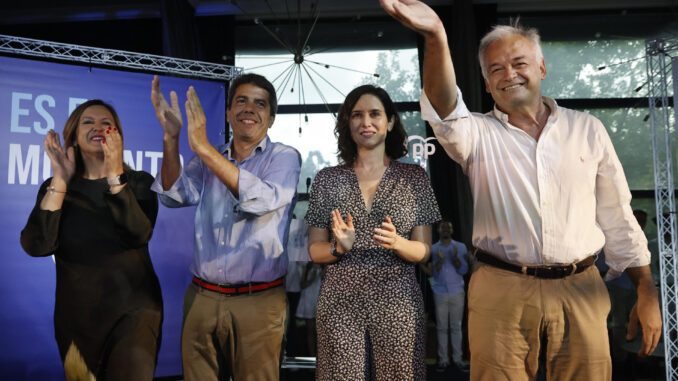 El presidente del PPCV y president de la Generalitat, Carlos Mazón (2i); la presidenta de la Comunidad de Madrid, Isabel Díaz Ayuso (2d); la alcaldesa de València, María José Catalá (i), y el vicesecretario nacional del PP y eurodiputado, Esteban González Pons (d) durante el encuentro que mantienen con militantes y simpatizantes del Partido Popular de la Comunitat Valenciana, este domingo en Valencia. EFE/ Kai Forsterling
