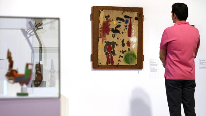 Un hombre observa una obra de Joan Miró durante la presentación de la exposición "La segunda vida de las cosas. De traperos y vanguardistas a comienzos del XX", este miércoles en el Museo Nacional de Escultura en Valladolid. La muestra ha sido organizada con motivo de la Presidencia Española del Consejo de la UE e incluye obras de Picasso, Miró y Ángel Ferrant, entre otros. EFE/ Nacho Gallego
