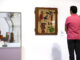 Un hombre observa una obra de Joan Miró durante la presentación de la exposición "La segunda vida de las cosas. De traperos y vanguardistas a comienzos del XX", este miércoles en el Museo Nacional de Escultura en Valladolid. La muestra ha sido organizada con motivo de la Presidencia Española del Consejo de la UE e incluye obras de Picasso, Miró y Ángel Ferrant, entre otros. EFE/ Nacho Gallego