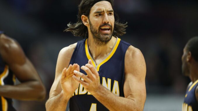 Fotografía de archivo de argentino de Indiana Pacers Luis Scola durante un partido de la NBA ante Chicago Bulls en el United Center, el 15 de noviembre de 2014, en Chicago (EE.UU.). EFE/Kamil Krzaczynski Archivo
