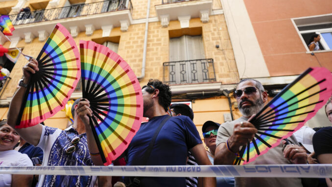 Asistentes a la carrera de tacones del Orgullo LGBTI. EFE/ Borja Sánchez-trillo
