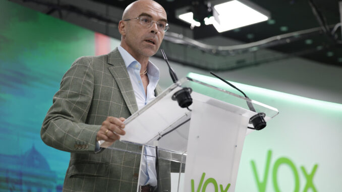 El vicepresidente de Acción política de Vox, Jorge Buxadé, da una rueda de prensa en la sede del partido en Madrid este lunes tras haberse reunido con el resto del Comité de Acción Política de su formación. EFE/ Mariscal
