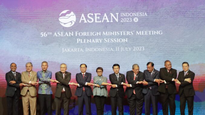 Foto de familia de los asistentes a la reunión de ministros de Exteriores de la Asociación de Naciones del Sudeste Asiático (ASEAN), el 11 de julio de 2023. EFE/EPA/AJENG DINAR ULFIANA/POOL
