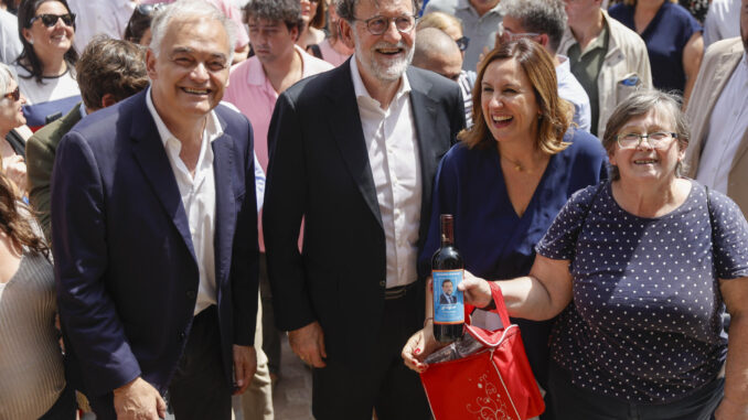 El expresidente del Gobierno, Mariano Rajoy, junto a la alcaldesa de valencia, Maria Jose Catalá y al vicepresidente del Grupo del Partido Popular Europeo y cabeza de lista del PP al Congreso por Valencia, Esteban Gonzalez Pons, durante la visita que han realizado al Mercado Central. EFE/ Kai Forsterling
