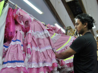 Uno de los integrantes de Ecuador de Colores, la primera agrupación ecuatoriana de danza y folclor transformista del país, revisa el vestuario antes de un ensayo, el 27 de junio, en Quito (Ecuador). EFE/Fernando Gimeno