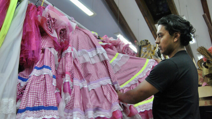 Uno de los integrantes de Ecuador de Colores, la primera agrupación ecuatoriana de danza y folclor transformista del país, revisa el vestuario antes de un ensayo, el 27 de junio, en Quito (Ecuador). EFE/Fernando Gimeno
