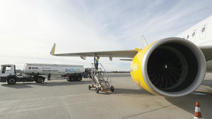 Carga de combustible a un Airbus A320 en el aeropuerto de Sevilla. EFE/José Manuel Vidal