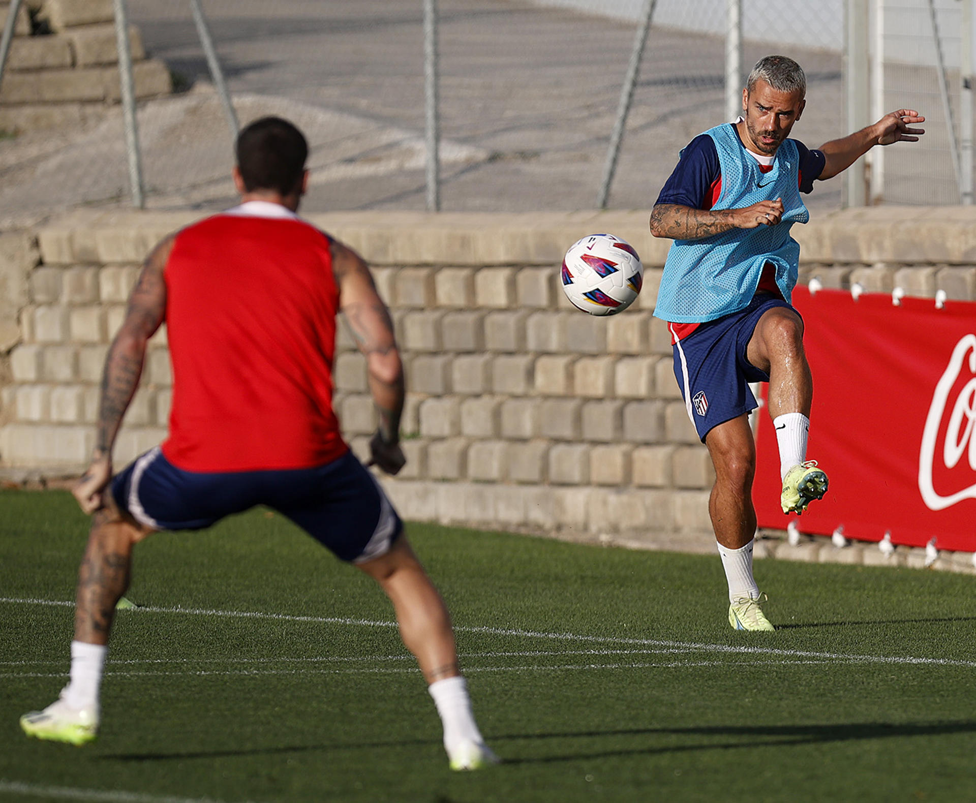 -El delantero francés del Atlético de Madrid, Antoine Griezmann, este viernes durante el entrenamiento en la ciudad deportiva Wanda en Majadahonda. EFE/Atlético de Madrid
