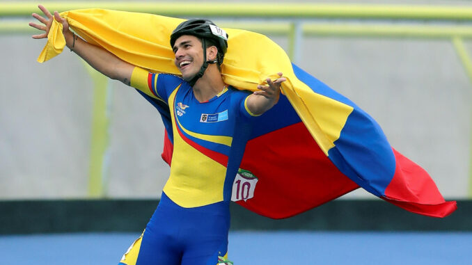 Fotografía de archivo del colombiano Pedro Causil celebrando luego de conseguir la medalla de oro en la prueba de 300m contrarreloj individual masculina de patinaje de velocidad, el 9 de agosto de 2019, durante los Juegos Panamericanos Lima 2019 en Lima (Perú). EFE/ Juan Ponce Valenzuela
