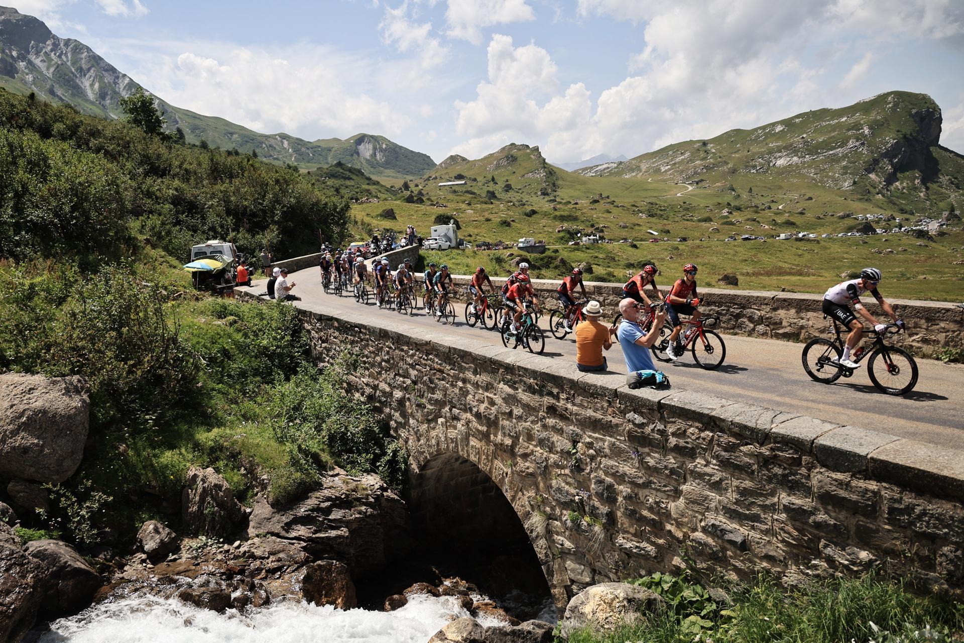 El pelotón del Tourcamino de Courchevel, Francia. EFE/EPA/CHRISTOPHE PETIT TESSON
