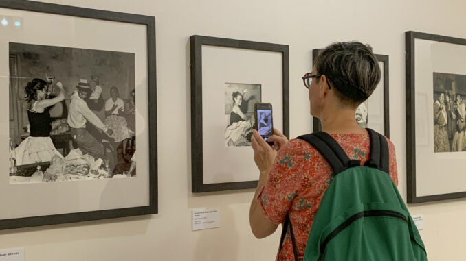 Una mujer fotografía una de las imágenes de Jacques Léonard en el Museo Réattu de Arlés, que dedica una retrospectiva a este fotógrafo francés. EFE/ Lydia Hernández Téllez
