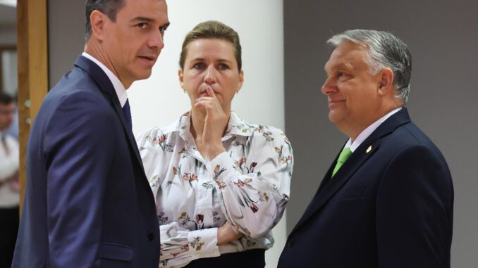 De izquierda a derecha, el presidente del Gobierno español, Pedro Sánchez, la primera ministra danesa, Mette Frederiksen, y el primer ministro húngaro, Viktor Orban, en la segunda jornada de la cumbre de jefes de Estado y de Gobierno de la Unión Europea (UE) en Bruselas. EFE/EPA/OLIVIER HOSLET
