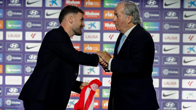 Javi Galán, lateral izquierdo del Celta de Vigo las últimas temporadas, junto al exfutbolista Francisco Javier Bermejo, durante su presentación como nuevo jugador del Atlético de Madrid en un acto celebrado el Auditorio del estadio Cívitas Metropolitano. EFE/ Chema Moya
