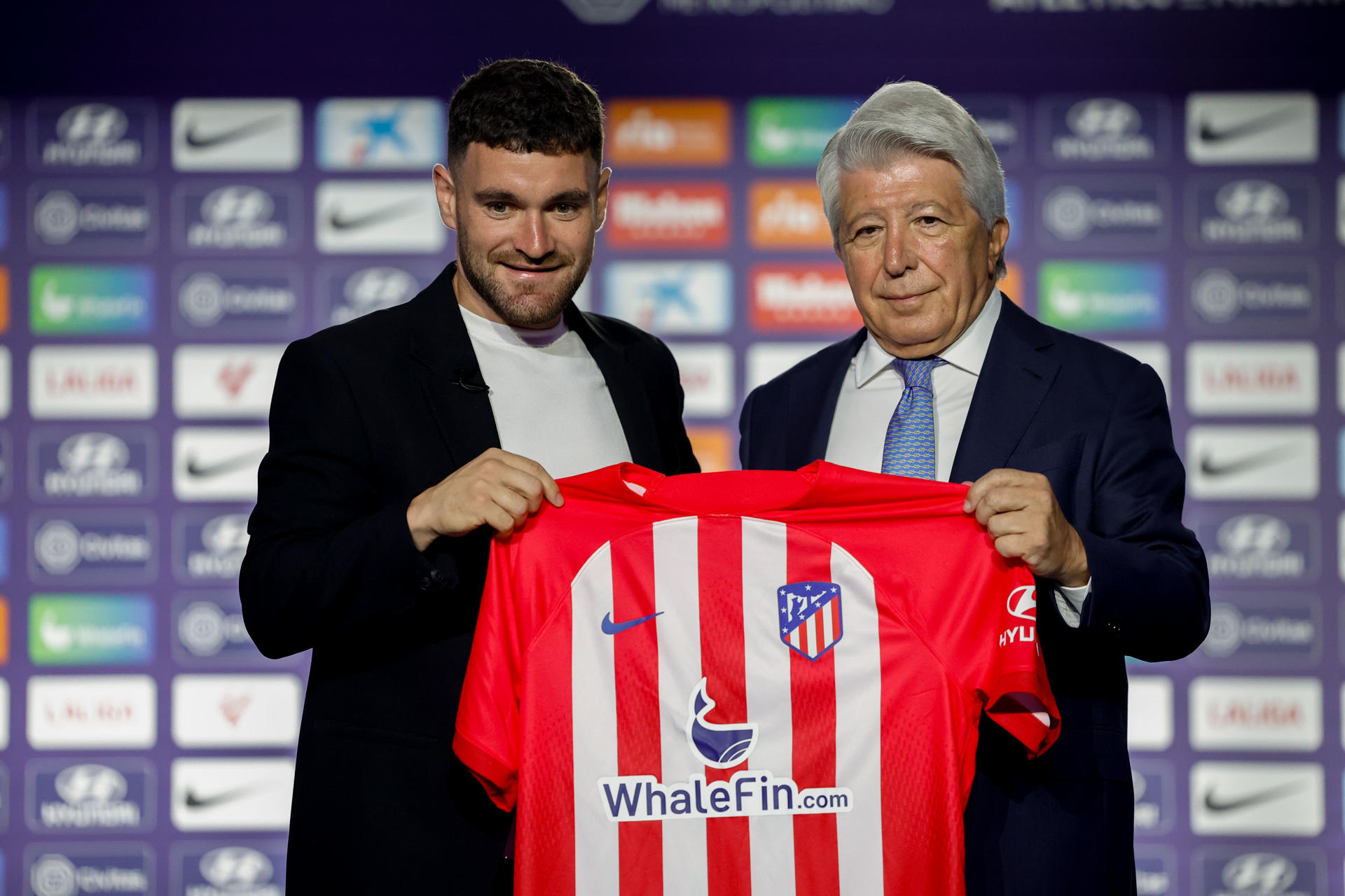 Javi Galán, lateral izquierdo del Celta de Vigo las últimas temporadas, posa con el presidente Enrique Cerezo, durante su presentación como nuevo jugador del Atlético de Madrid en un acto celebrado en el Auditorio del estadio Cívitas Metropolitano. EFE/ Chema Moya
