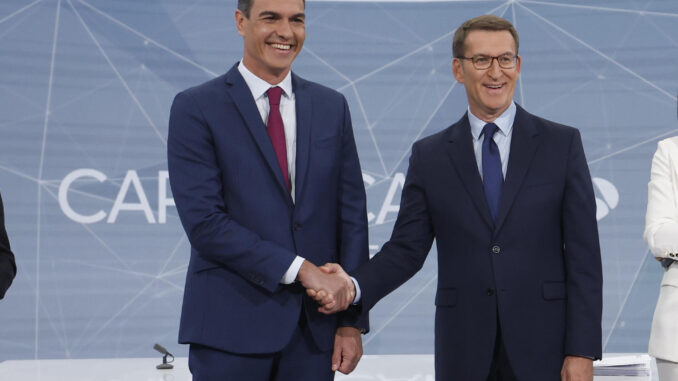 Los candidatos a la presidencia del Gobierno, el socialista Pedro Sánchez y el popular Alberto Núñez Feijoo, antes de iniciar el debate electoral. EFE/ Juanjo Martín.
