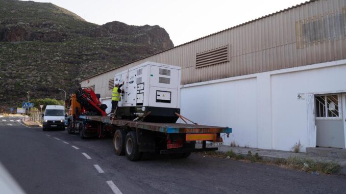 Imagen de uno de los 14 grupos electrógenos desplazados hasta la isla de La Gomera y con los  que se ha podido recuperar el suministro eléctrico a 4.468 clientes de la isla tras el cero energético producido por un incendio en la central térmica del Palmar. EFE/Cabildo de La Gomera/ SOLO USO EDITORIAL/SOLO DISPONIBLE PARA ILUSTRAR LA NOTICIA QUE ACOMPAÑA (CRÉDITO OBLIGATORIO)
