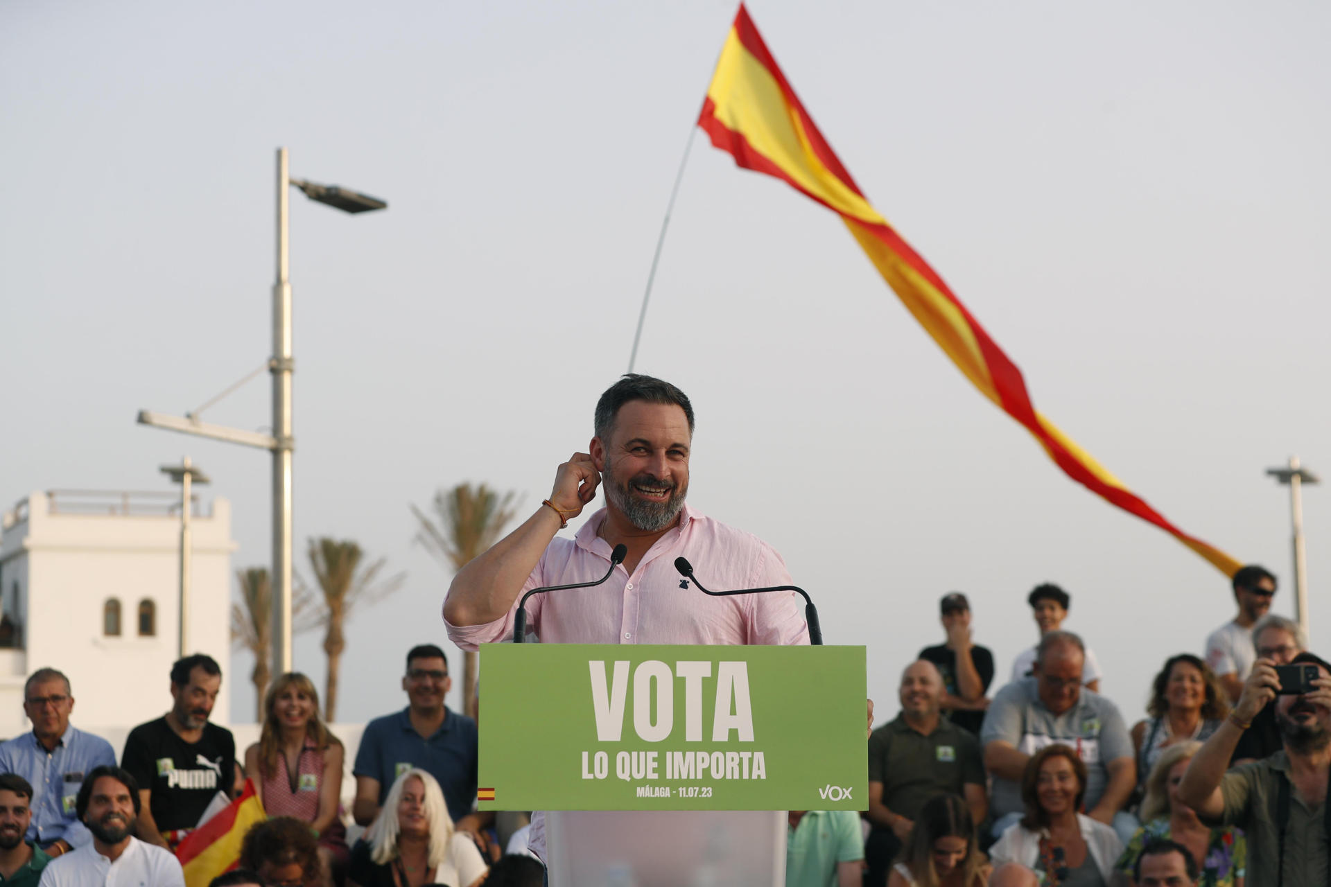 El líder de Vox, Santiago Abascal, interviene durante un acto de campaña previo a las elecciones generales del 23 de julio este martes, en Málaga. EFE/ Jorge Zapata
