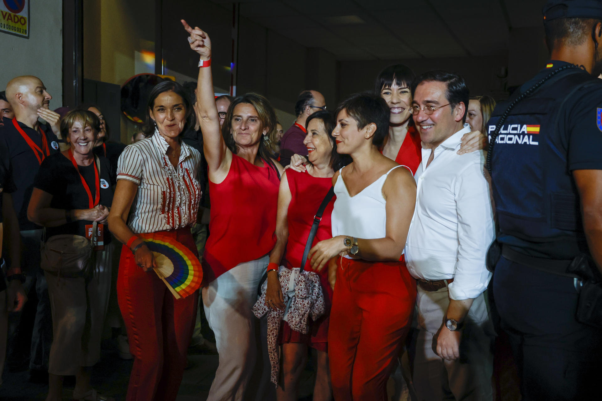 Los dirigentes socialistas Reyes Maroto (i), Teresa Ribera (2i),Margarita Robles (3i), Isabel Rodríguez, Diana Morant (2d) y José Manuel Albares (d), en la sede del PSOE, donde militantes y simpatizantes socialistas esperan las declaraciones del presidente del Gobierno y líder del PSOE, Pedro Sánchez, durante el seguimiento de la noche electoral   de los comicios generales de este domingo en España. EFE/JJ. Guillén
