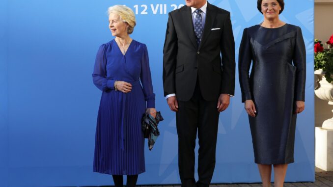 La presidenta de la Comisión Europea, Ursula von der Leyen (izq), junto al presidente lituano, Gitanas Nauseda, y su esposa, Diana Nausediene, antes de la cena celebrada en la cumbre de la OTAN en Vilna, Lituania, el 11 de julio de 2023. EFE/EPA/TIM IRELAND
