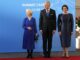 La presidenta de la Comisión Europea, Ursula von der Leyen (izq), junto al presidente lituano, Gitanas Nauseda, y su esposa, Diana Nausediene, antes de la cena celebrada en la cumbre de la OTAN en Vilna, Lituania, el 11 de julio de 2023. EFE/EPA/TIM IRELAND
