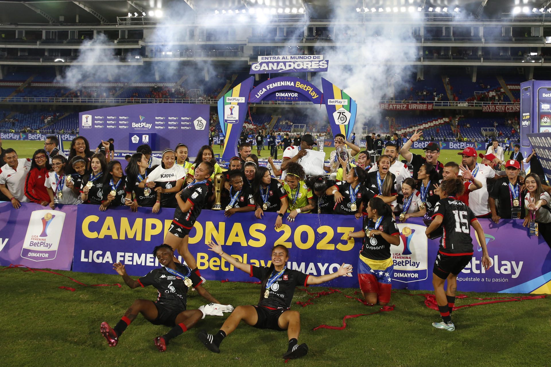 Jugadoras de Santa Fe celebran con el trofeo al ganar la final de la Liga Profesional femenina ante el América en el estadio Pascual Guerrero en Cali (Colombia). EFE/ Ernesto Guzmán Jr.
