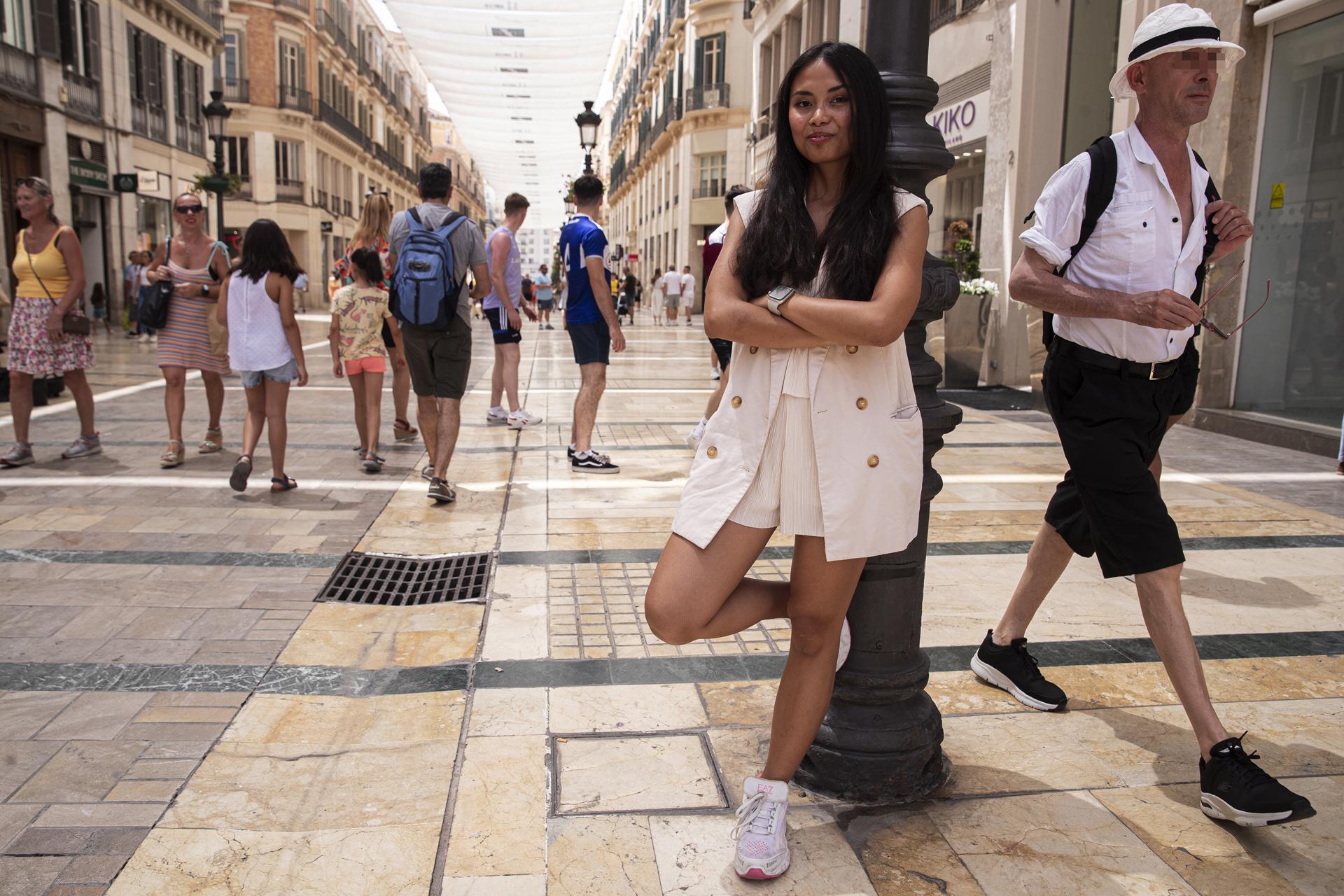 Nesh, la profesora irlandesa establecida en Málaga que se ha hecho viral en TikTok enseñando español a extranjeros, posa en la calle Larios de la capital y durante una entrevista con EFE asegura que la mejor forma de aprender un nuevo idioma es vivirlo "día a día". EFE/Jorge Zapata.
