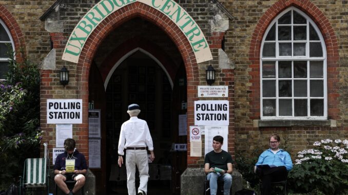 Una persona entra en un centro de votación durante una elección parcial para el distrito electoral parlamentario británico de Uxbridge, oeste de Londres, el 20 de julio de 2023. EFE/EPA/ANDY RAIN
